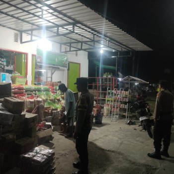 Polsek Namrole Laksanakan Patroli Malam Di Area Pertokoan dan Pemukiman Warga Cegah Ganguan Kamtibmas.