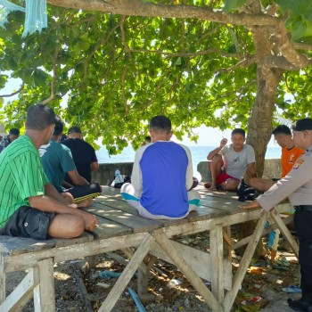 Laksanakan Giat KRYD Siang Hari Personil Polsek Huamual Datangi Warga Masyarakat Berikan Himbauan Kamtibmas.