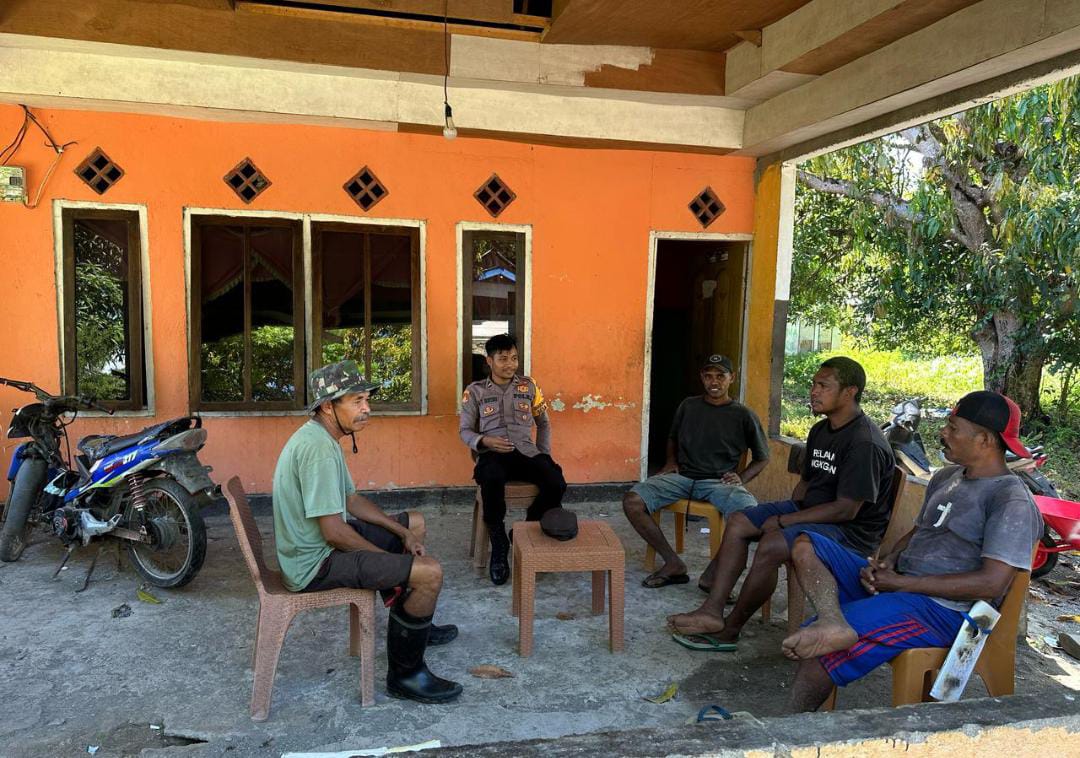 Ajak Warga Kompak Jaga Kamtibmas Bersama Bhabinkamtibmas Desa Lisabata Laksanakan Sambang Desa Binaan.
