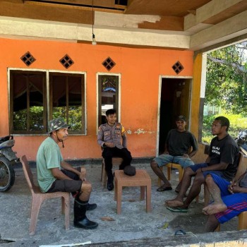 Ajak Warga Kompak Jaga Kamtibmas Bersama Bhabinkamtibmas Desa Lisabata Laksanakan Sambang Desa Binaan.