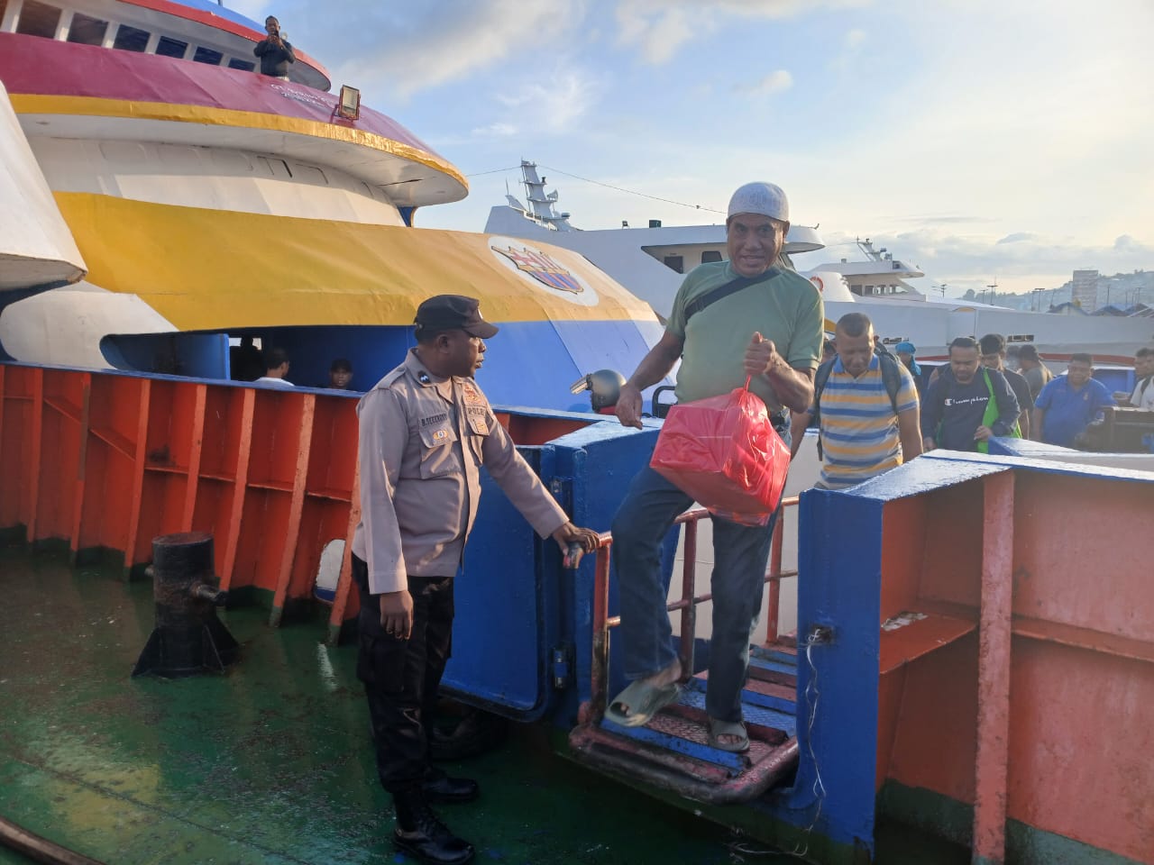 Polsek KPYS lakukan Pengamanan Kedatangan KM. Barcelona 01 di Pelabuhan Slamet Riyadi Ambon