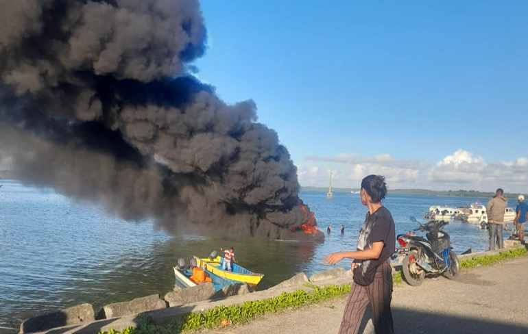 Terjadi kebakaran pada salah satu Speed Boat, Polsek Selaru terjun langsung amankan TKP