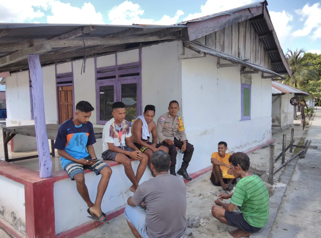 Minta Partisipasi Warga Jaga Kamtibmas, Bhabinkamtibmas Bripka Relmasira Sambangi Desa