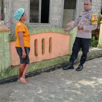 LAKSANAKAN SAMBANG DDS, BHABINKAMTIBMAS DESA DOKA BARAT AJAK WARGA DUKUNG PROGRAM KETAHANAN PANGAN
