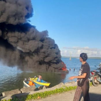 Terjadi kebakaran pada salah satu Speed Boat, Polsek Selaru terjun langsung amankan TKP