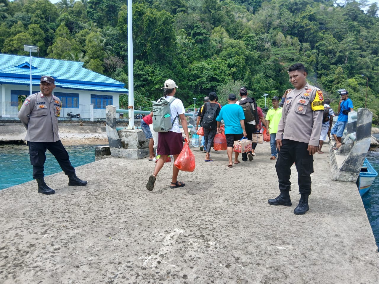 Polsek Nusalaut Lakukan Pengamanan Kedatangan dan Keberangkatan KMP Feri Samandar di Dermaga Waihutete-Ameth