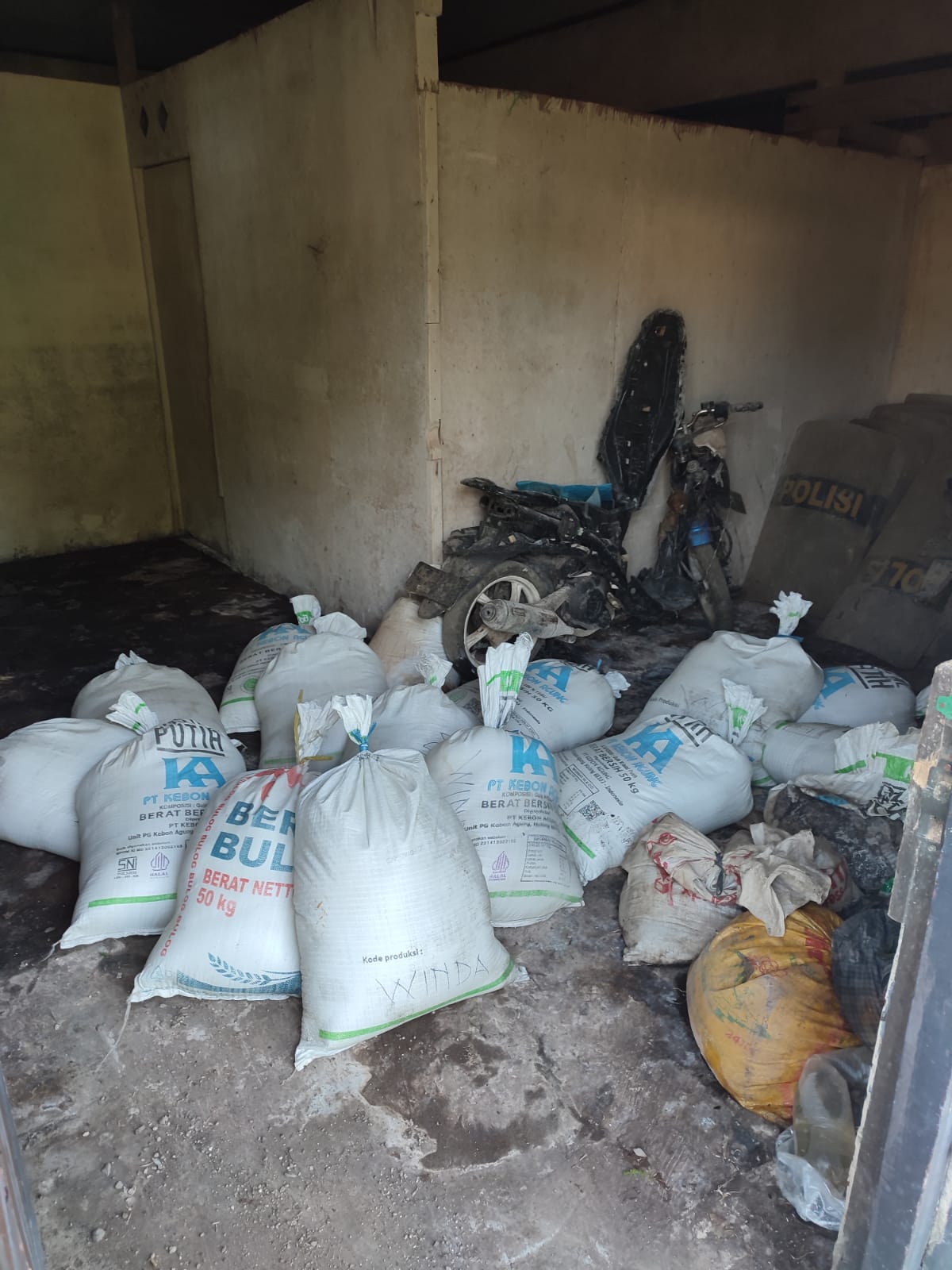 Polsek Salahutu Gelar Razia di Pelabuhan Hunimua, Amankan Ratusan Liter Miras Tradisional