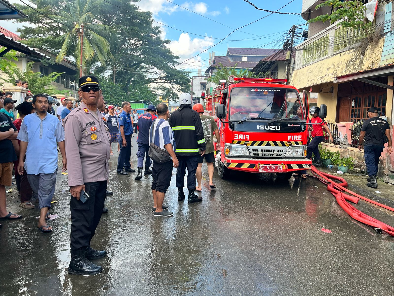 Polsek Nusaniwe Lakukan pengamanan Lokasi Kebakaran di Waihaong, Tujuh Rumah Warga Terdampak