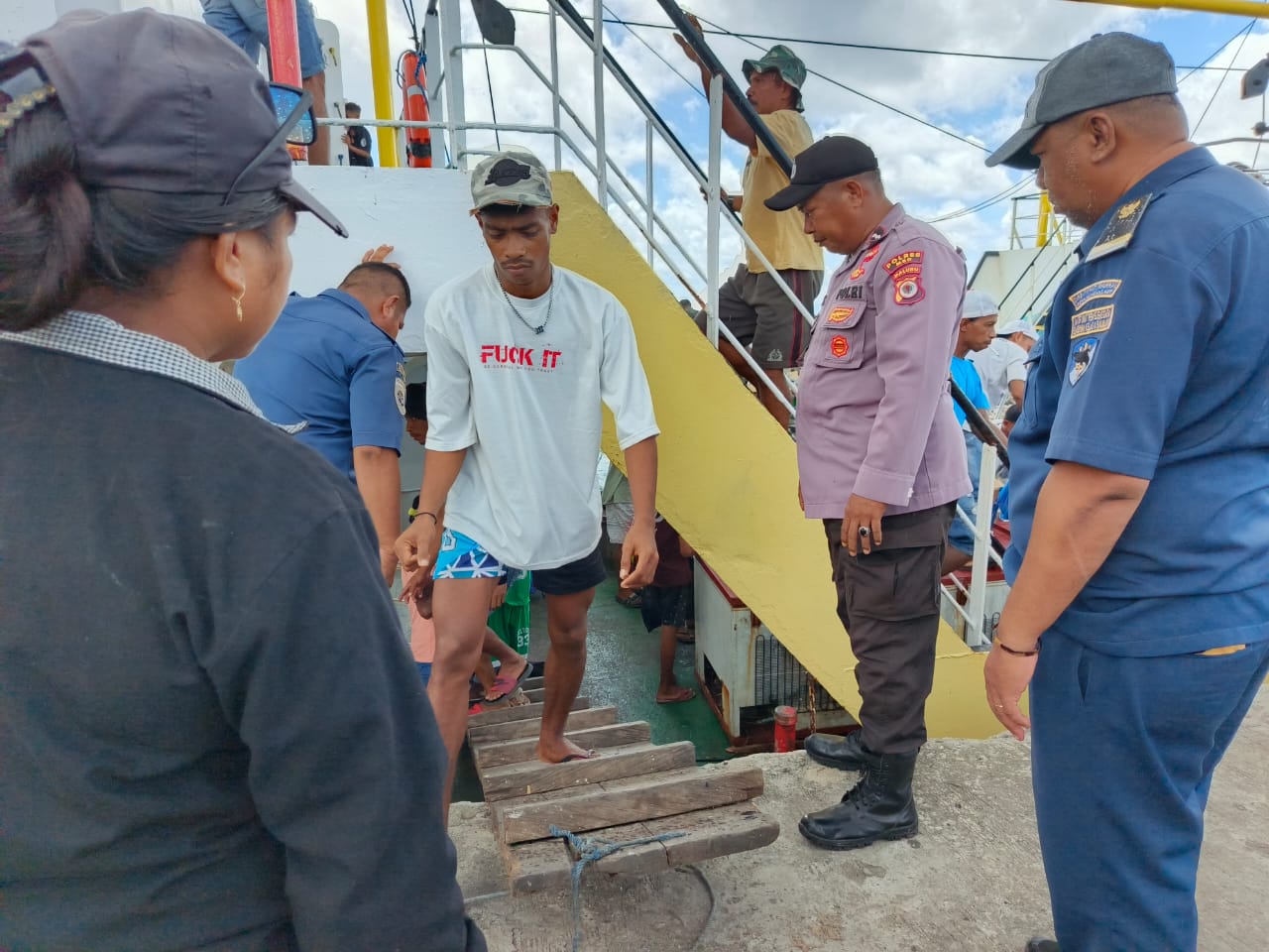 KPPP Polsek Babar Timur Berikan Pelayanan Aktifitas Warga di Pelabuhan Laut Kroing dan pengamanan embarkasi dan debarkasi