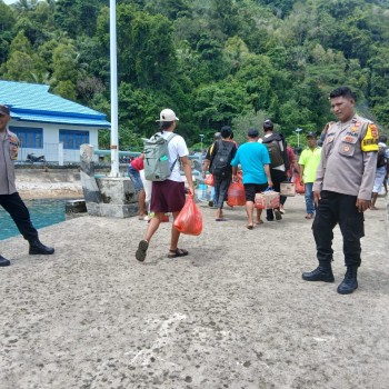 Polsek Nusalaut Lakukan Pengamanan Kedatangan dan Keberangkatan KMP Feri Samandar di Dermaga Waihutete-Ameth