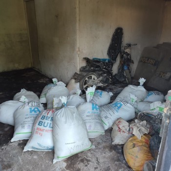 Polsek Salahutu Gelar Razia di Pelabuhan Hunimua, Amankan Ratusan Liter Miras Tradisional