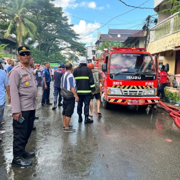 Polsek Nusaniwe Lakukan pengamanan Lokasi Kebakaran di Waihaong, Tujuh Rumah Warga Terdampak