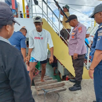 KPPP Polsek Babar Timur Berikan Pelayanan Aktifitas Warga di Pelabuhan Laut Kroing dan pengamanan embarkasi dan debarkasi