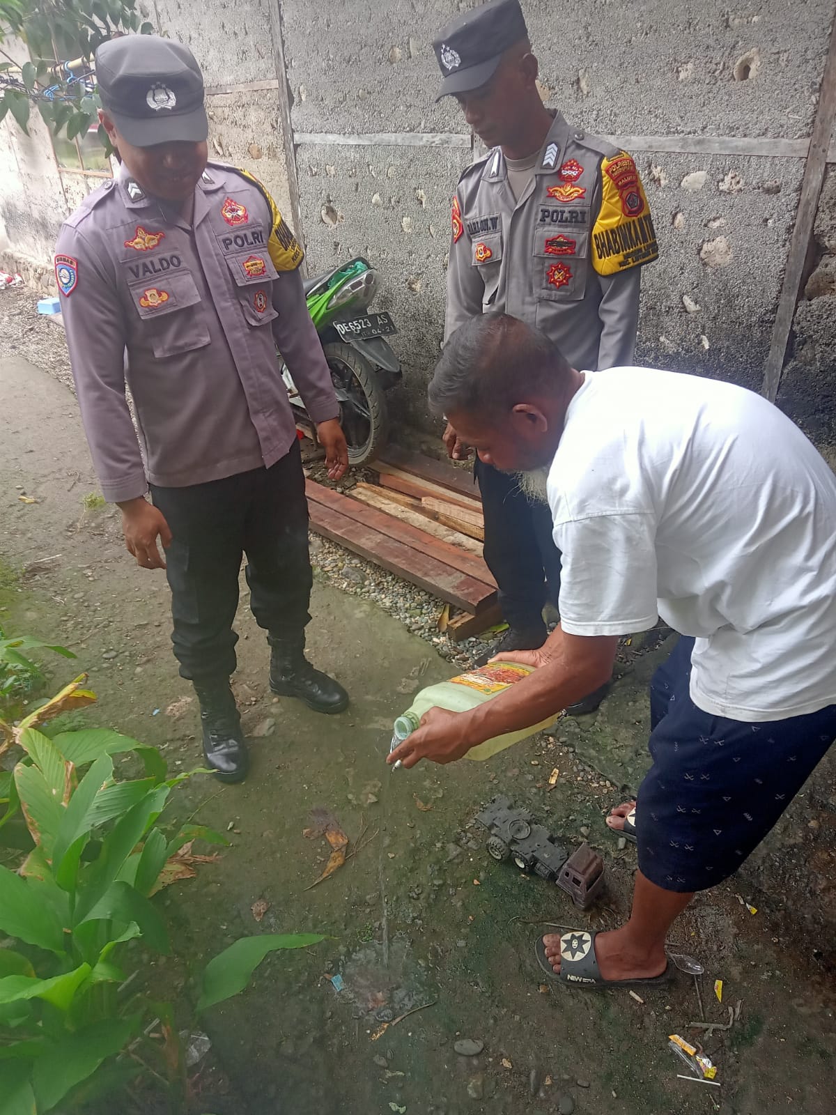 Polsek Leitimur Selatan Gelar Razia Miras Tradisional di Negeri Leahari, Lima Liter Sopi Dimusnahkan