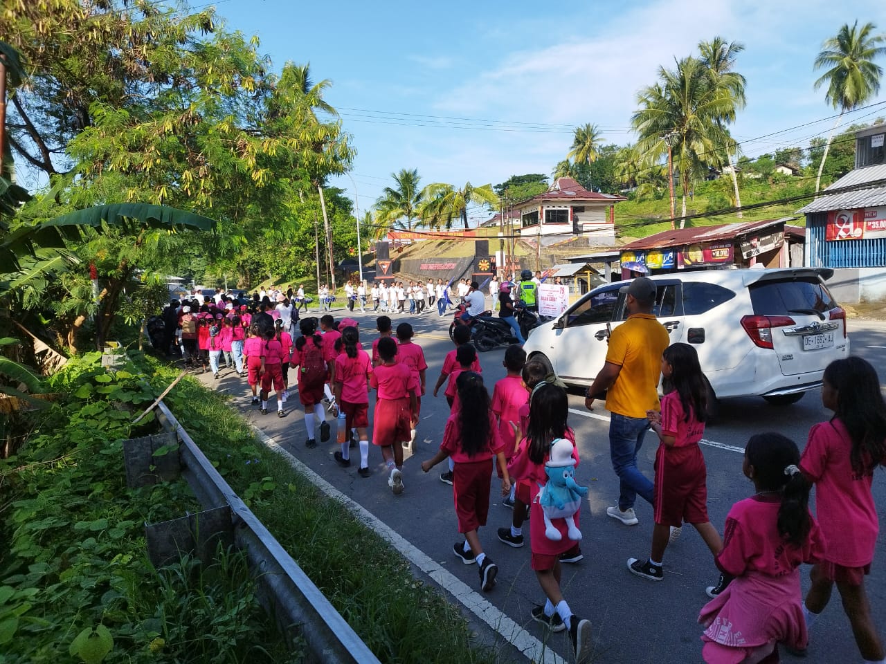 Polsek Baguala Amankan Kegiatan Jalan Santai Sehat Warga Kolose Xaverius Passo