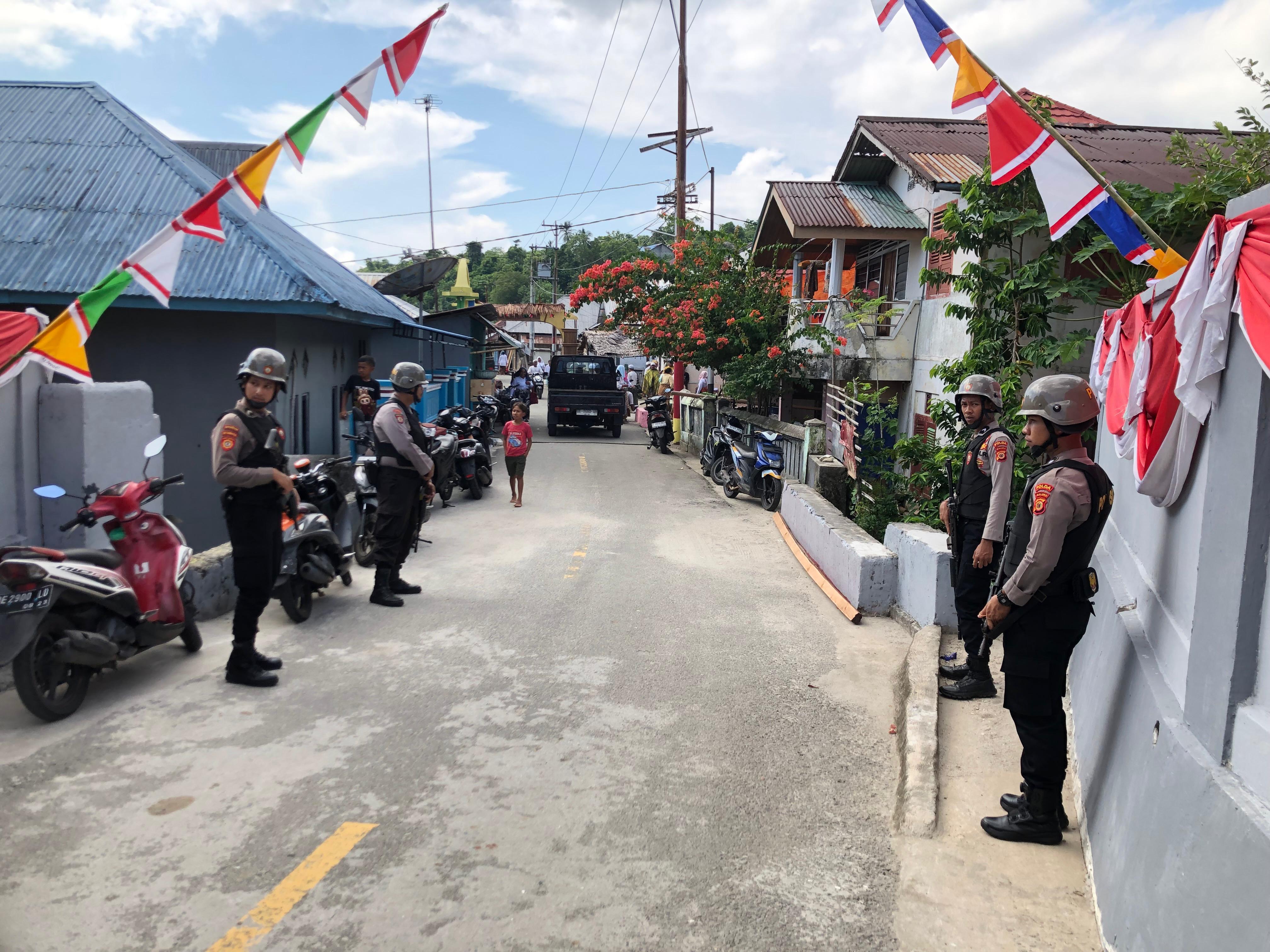 Polisi Kawal Prosesi Pemasangan Tiang Alif Masjid Hatuhaha di Pulau Haruku