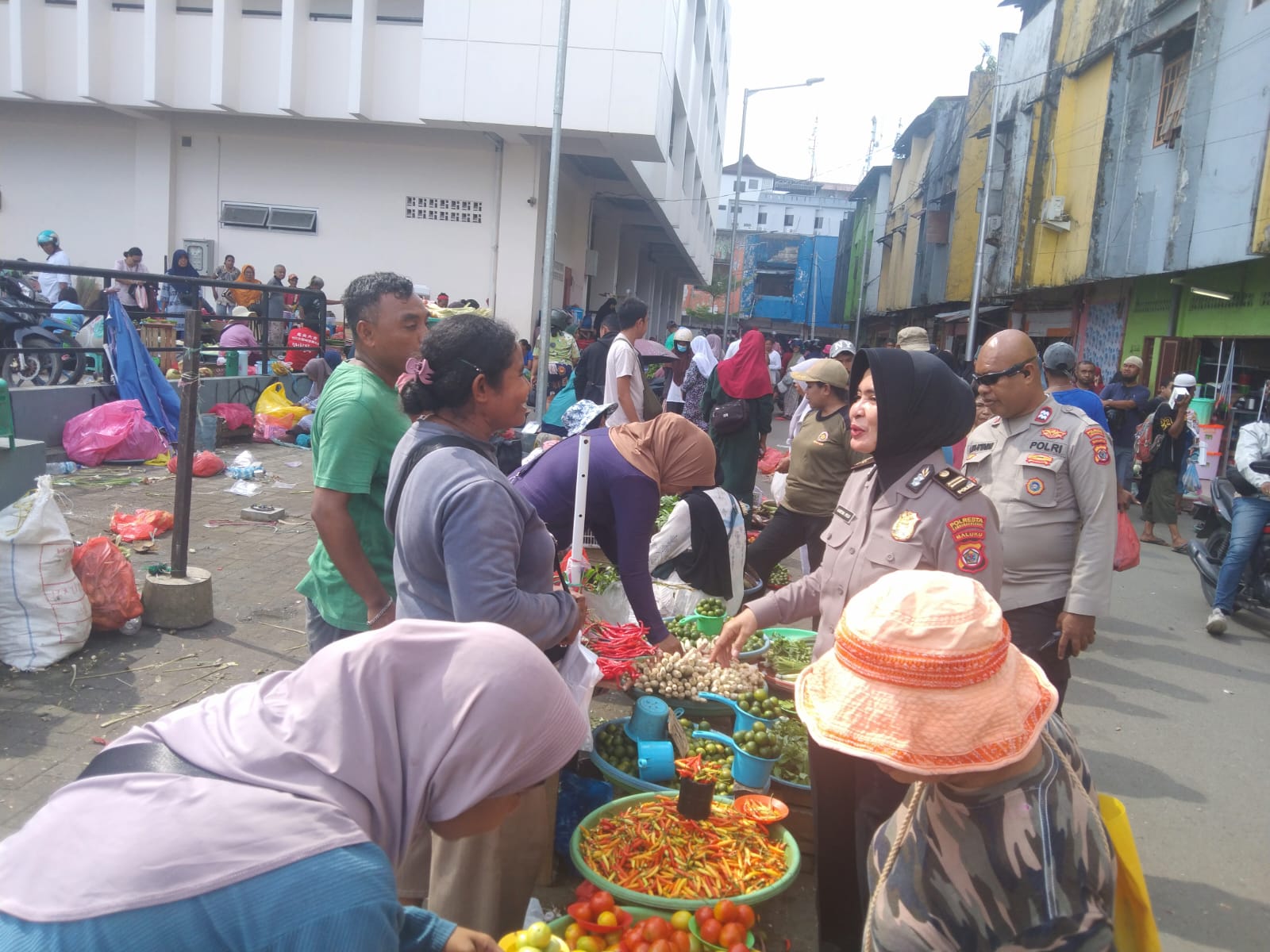 Polresta Ambon Sampaikan Himbauan Kamtibmas Terkait Penertiban Lapak di Pasar Mardika