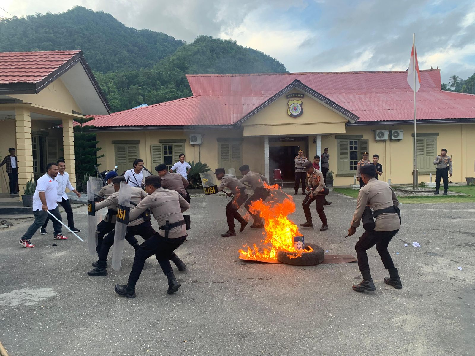 Kapolres Buru Selatan Pimpin Simulasi Sispamkota Jelang May Day, Tunjukkan Kesiapan Maksimal.