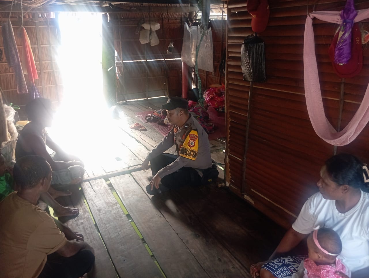 Laksanakan DDS Bhabinkamtibmas Desa Papakula Berikan Himbauan Pada Warga Binaanya.