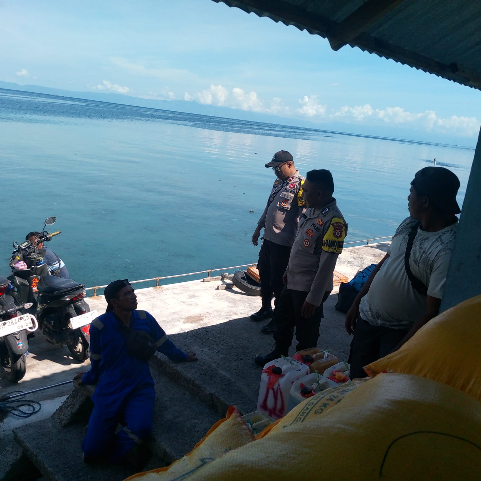 Patroli sekalgius sambang oleh Polsek Leihitu