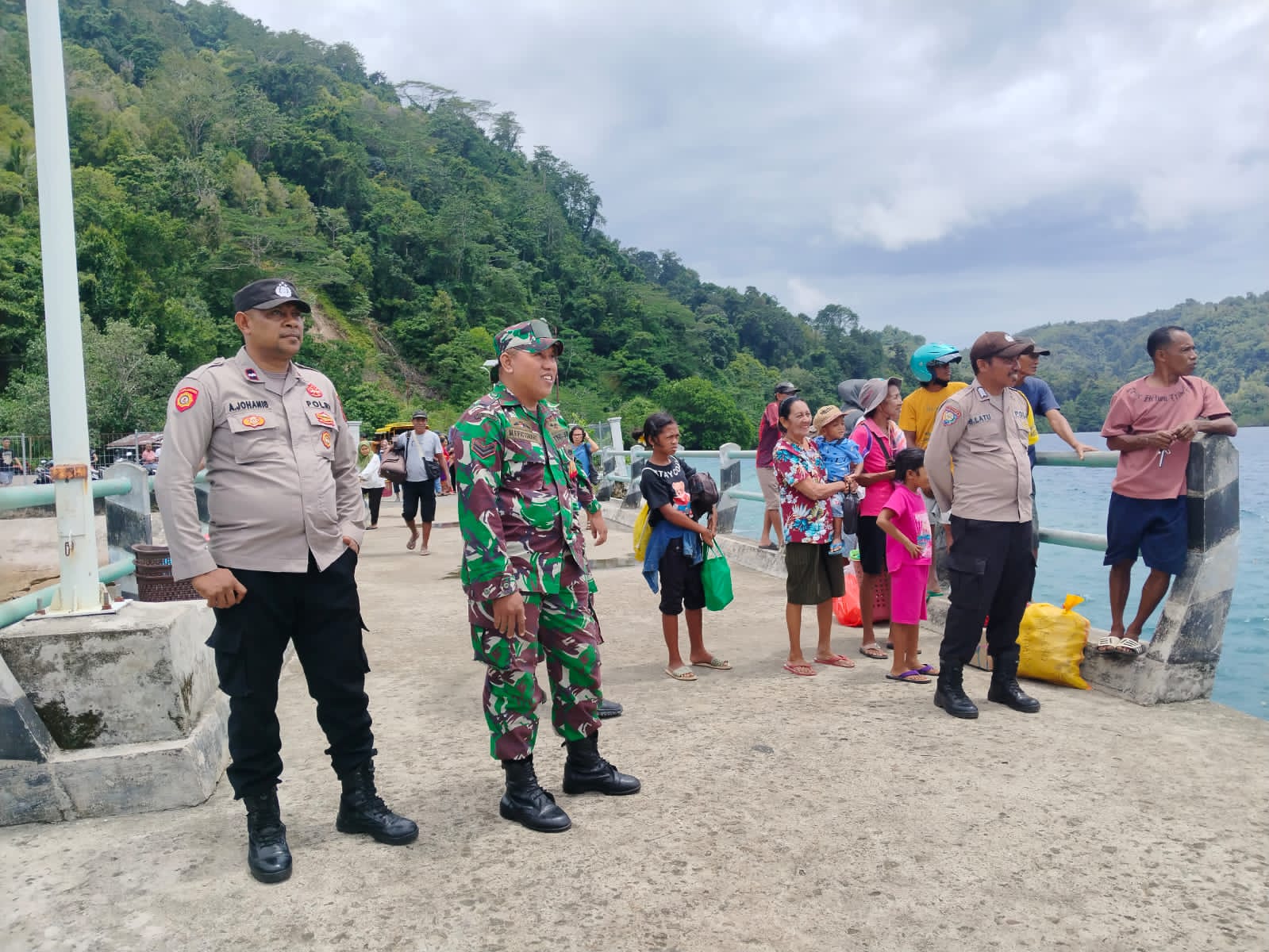 Aktivitas Pengamanan Oleh Personil TNI-Polri pada Dermaga di Nusalaut Berjalan Lancar