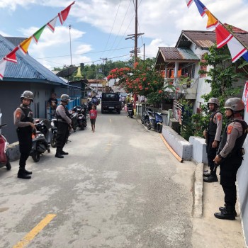 Polisi Kawal Prosesi Pemasangan Tiang Alif Masjid Hatuhaha di Pulau Haruku