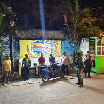 Patroli Dialogis, Polisi Himbau Warga Ahusen Jaga Kamtibmas di Malam Hari