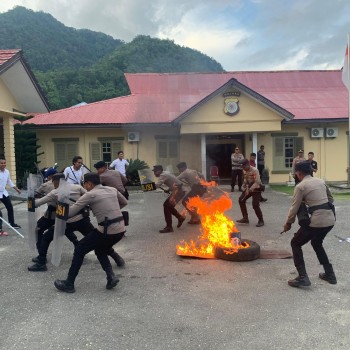 Kapolres Buru Selatan Pimpin Simulasi Sispamkota Jelang May Day, Tunjukkan Kesiapan Maksimal.
