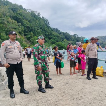 Aktivitas Pengamanan Oleh Personil TNI-Polri pada Dermaga di Nusalaut Berjalan Lancar