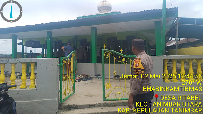 Bhabinkamtibmas Ritabel hadir lakukan pengamanan saat Sholat Jumat Berjamaah
