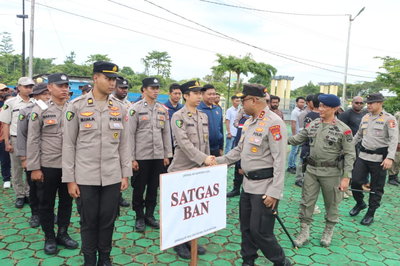 Kapolda Papua Barat Pimpin Apel Konsolidasi Pasca Operasi SAR dan Operasi Alfa Bravo Moskona 2025 di Mapolres Teluk Bintuni