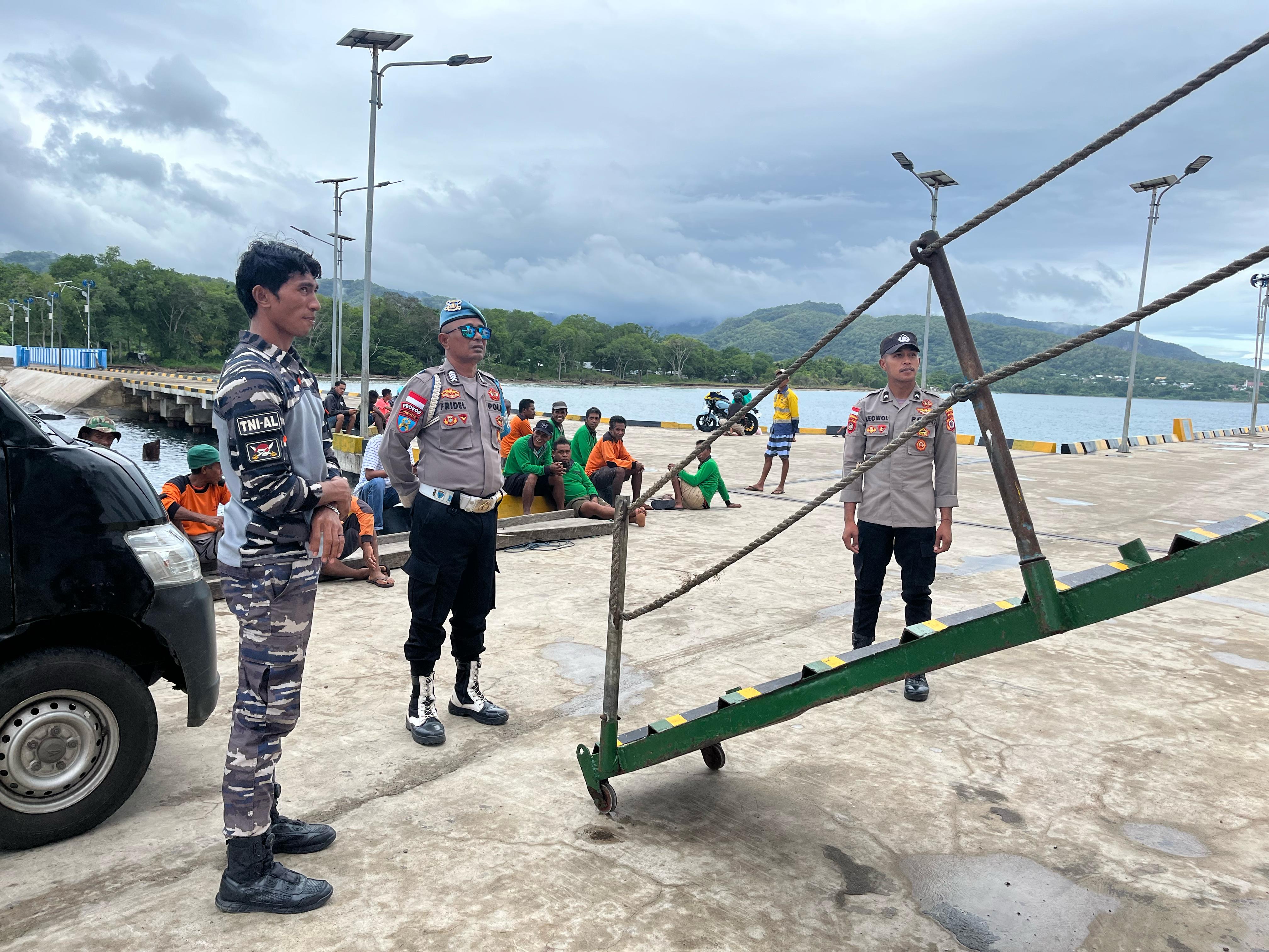 KPPP Polsek Wetar Pantau Embarkasi dan Debarkasi di Pelabuhan Laut Ilwaki kabupaten MBD
