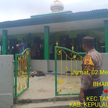 Bhabinkamtibmas Ritabel hadir lakukan pengamanan saat Sholat Jumat Berjamaah