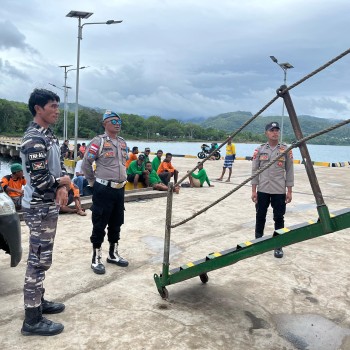 KPPP Polsek Wetar Pantau Embarkasi dan Debarkasi di Pelabuhan Laut Ilwaki kabupaten MBD