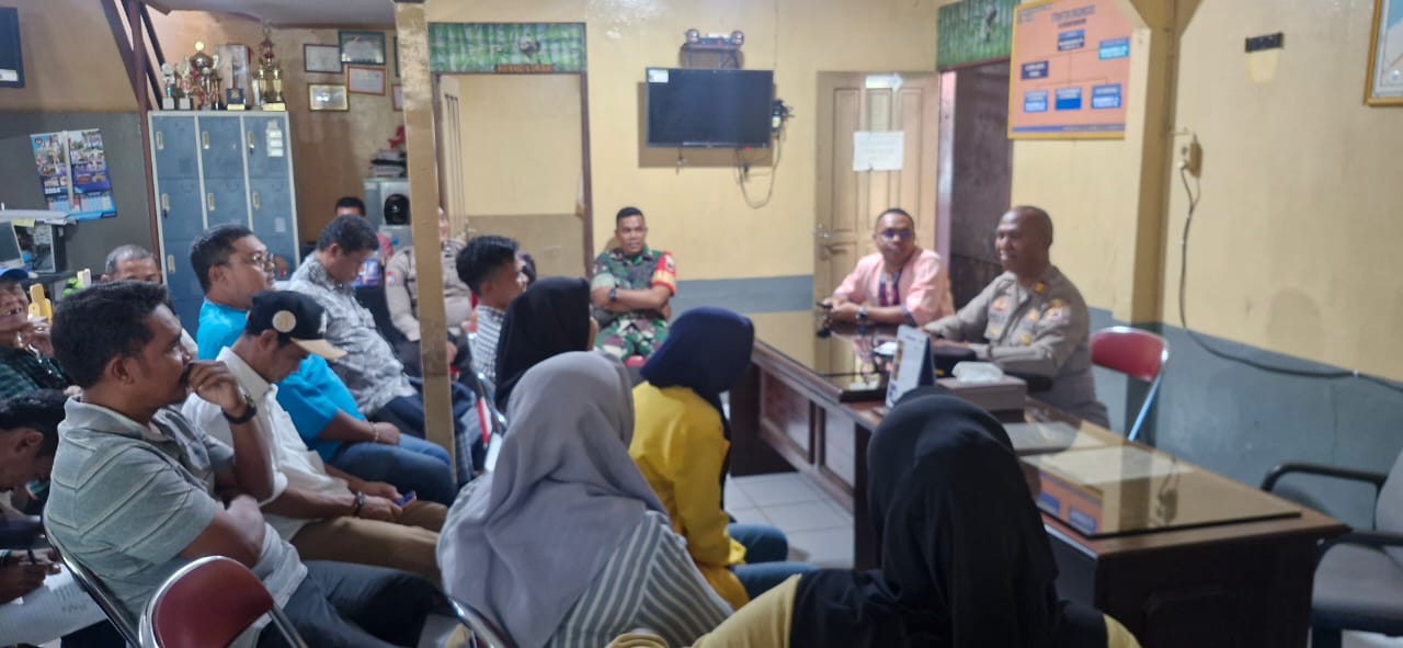 Bhabinkamtibmas dan Babinsa Hadiri Pertemuan Bersama Kapolsek Nusaniwe Bahas Penanganan Kenakalan Remaja di Waihaong