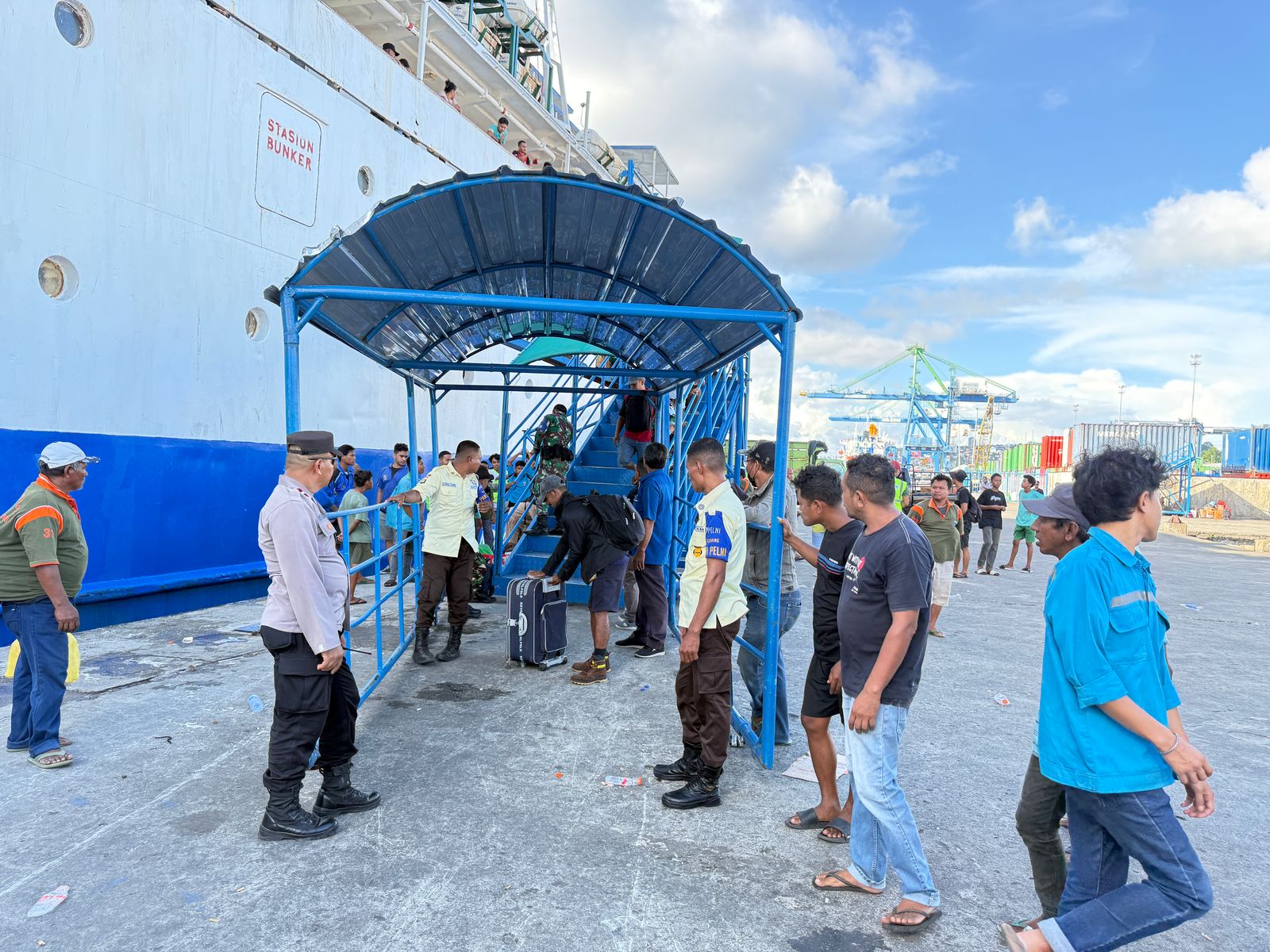 Polsek KPYS Laksanakan Pengamanan Deberkasi dan Embarkasi KM. Sirimau di Pelabuhan Yos Sudarso Ambon