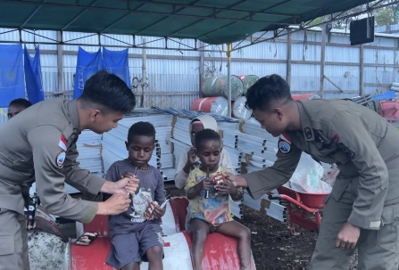 Personel Satgas Humas Damai Cartenz-2025 Berbagi Keceriaan dengan Anak-Anak di Distrik Mulia, Puncak Jaya