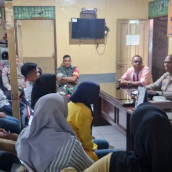 Bhabinkamtibmas dan Babinsa Hadiri Pertemuan Bersama Kapolsek Nusaniwe Bahas Penanganan Kenakalan Remaja di Waihaong
