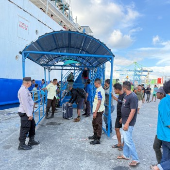 Polsek KPYS Laksanakan Pengamanan Deberkasi dan Embarkasi KM. Sirimau di Pelabuhan Yos Sudarso Ambon