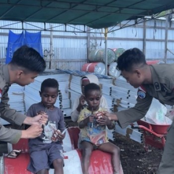 Personel Satgas Humas Damai Cartenz-2025 Berbagi Keceriaan dengan Anak-Anak di Distrik Mulia, Puncak Jaya