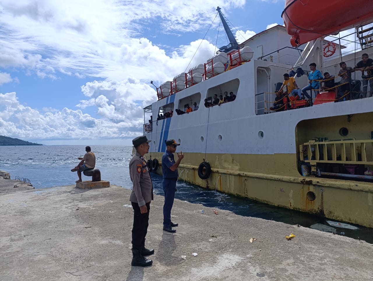 KPPP Polsek Mdona Hyera Minta Warga Aktifitas Dengan Tertib di Pelabuhan Laut Mahaleta