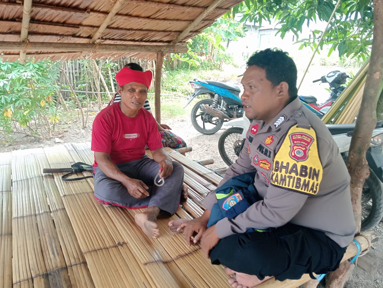 Bhabinkamtibmas BRIPKA M Yusuf Yanwarin Kembali Laksanakan kegiatan Door to Door System ( DDS )