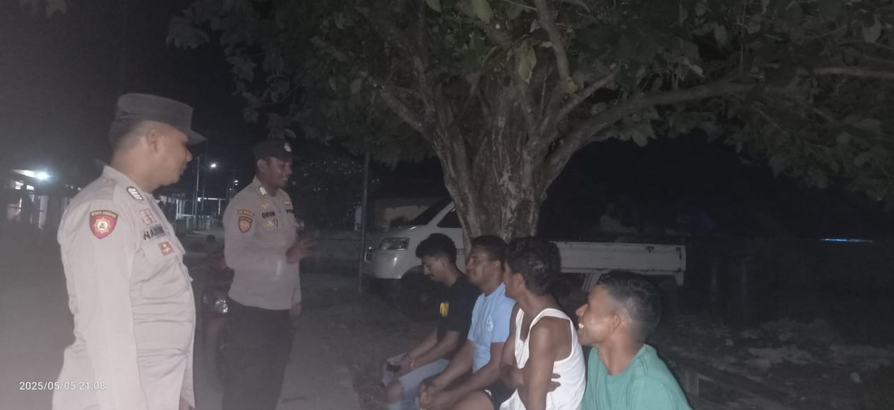 Jaga Kamtibmas dan Jalin Kemitraan dengan Warga, Polsek Waesama Patroli malam Sambang Warga