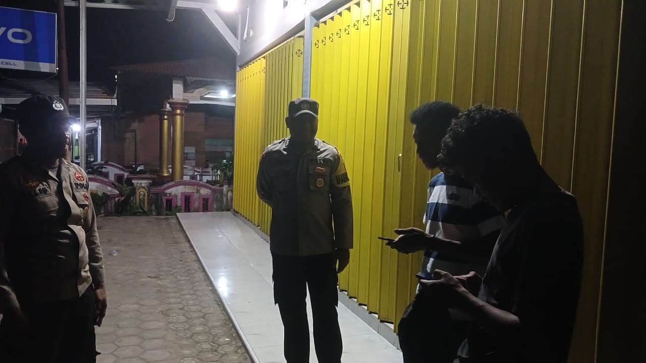 Kegiatan Patroli Sambang Warga Malam Hari Polsek Namrole, Minimalisir Gangguan Kamtibmas