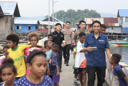 Satgas Humas Ops Damai Cartenz-2025 Sambangi Warga Hamadi, Imbau Jaga Kamtibmas