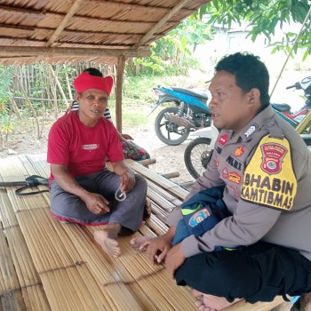 Bhabinkamtibmas BRIPKA M Yusuf Yanwarin Kembali Laksanakan kegiatan Door to Door System ( DDS )