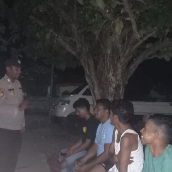 Jaga Kamtibmas dan Jalin Kemitraan dengan Warga, Polsek Waesama Patroli malam Sambang Warga