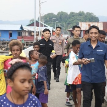 Satgas Humas Ops Damai Cartenz-2025 Sambangi Warga Hamadi, Imbau Jaga Kamtibmas