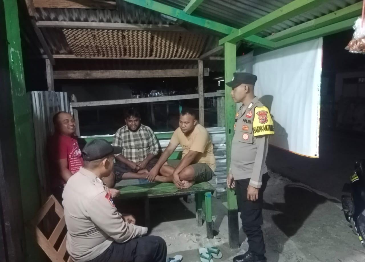 Wujudkan Rasa Aman Kepada Warga, Polsek Waesama Laksanakan Patroli Sambang Warga Malam Hari.