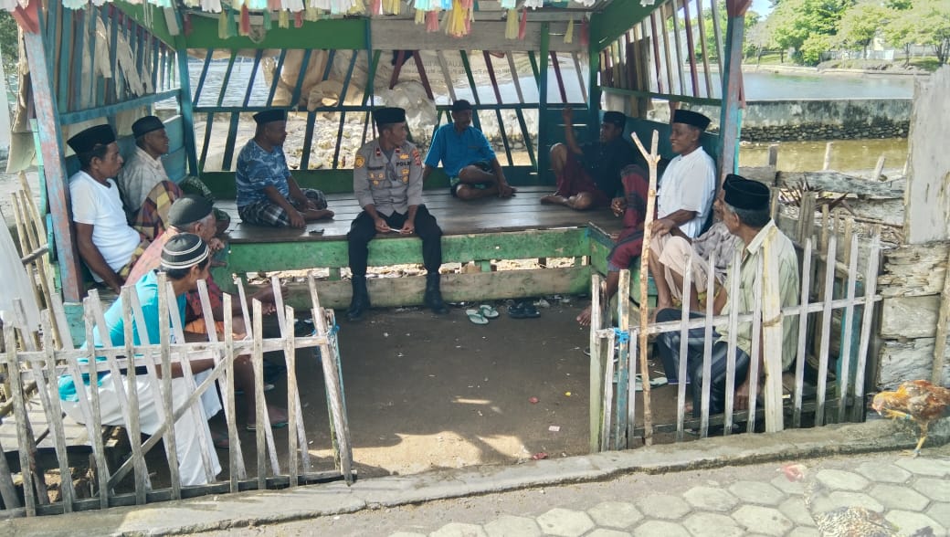 Sambangi Warga, Kapolsek Ambalau Sampaikan Himbauan Kamtibmas